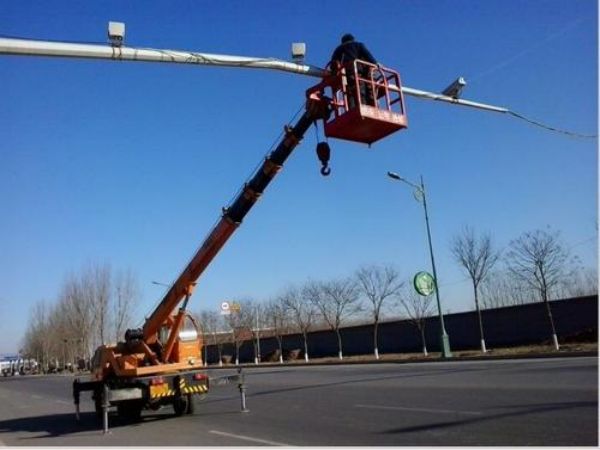 青冈县吊车出租(二手自制小型吊车)