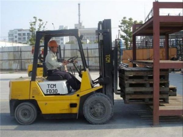 辽宁防爆柴油叉车价格表（防爆叉车的价格及图片）