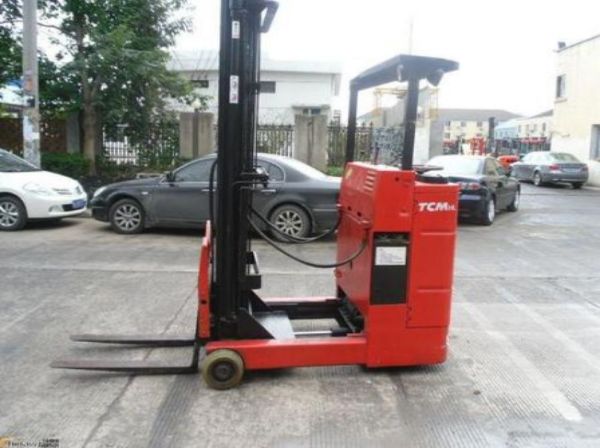 叉车电瓶售后电话（电瓶叉车生产厂家）