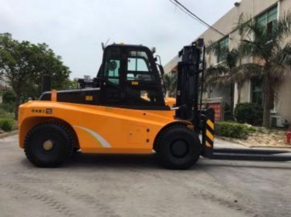 工地女司机开叉车（工地叉车工）