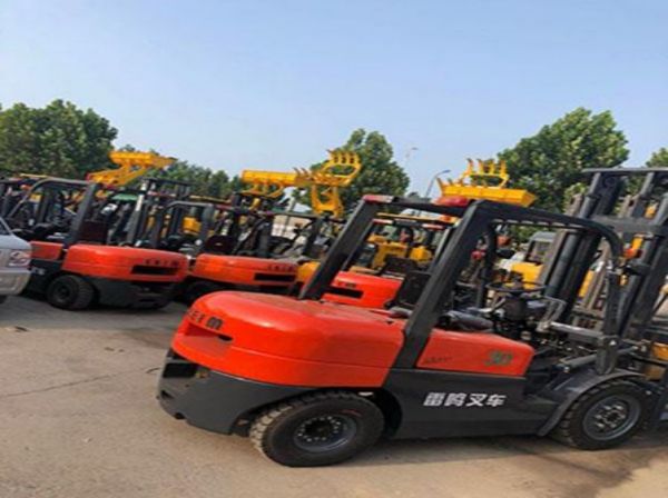 液压叉车哪里有租的地方(找附近液压叉车租)