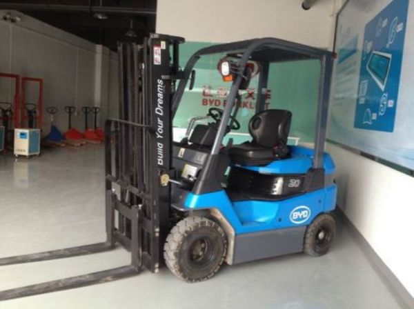 济源山东四驱越野叉车出租(山东越野叉车四吨的多少钱一台)