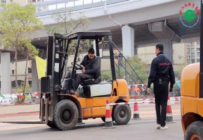 中力叉车用什么电池(中力15吨叉车电池多少钱)