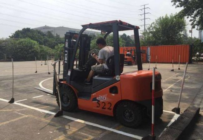 煤田技校叉车培训班电话（煤田技校叉车培训班电话号）