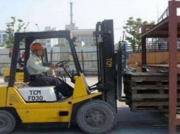 中小型叉车怎么开视频（叉车怎么开视频教程）