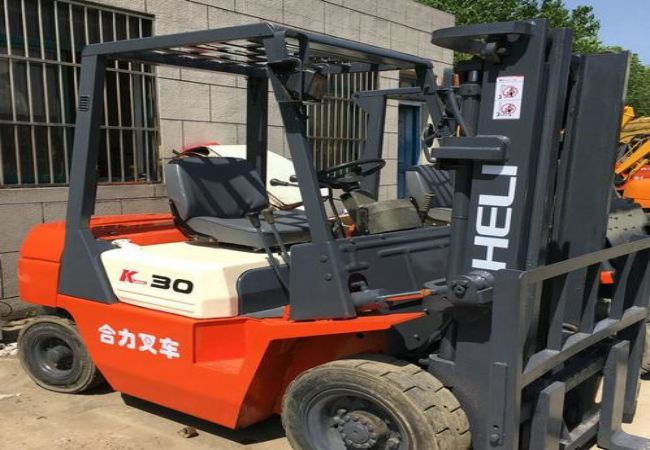 叉车油箱里的油是什么油（叉车油箱螺丝放油图片）