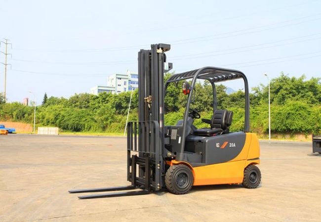 电动车司机开叉车视频（电动叉车驾驶视频教程）