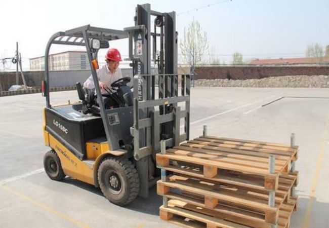 叉车实心胎怎么拆（叉车实心轮胎拆装机器）