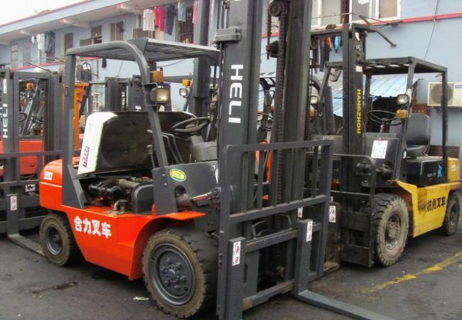 叉车油缸型号在什么位置(叉车中间主油缸包括哪些)