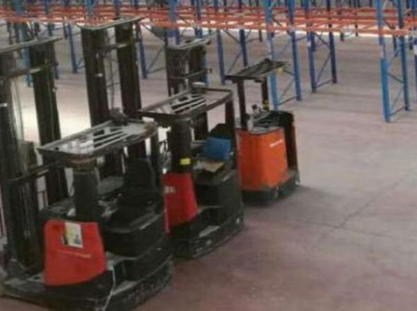 阴电动仓储叉车价格（电动叉车批发）