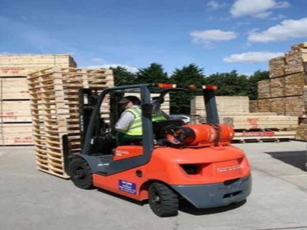 高层货架使用什么叉车（悬臂式货架适合的叉车）