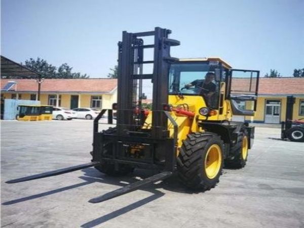 于都哪个厂要招叉车工吗（干于那里招叉车工）