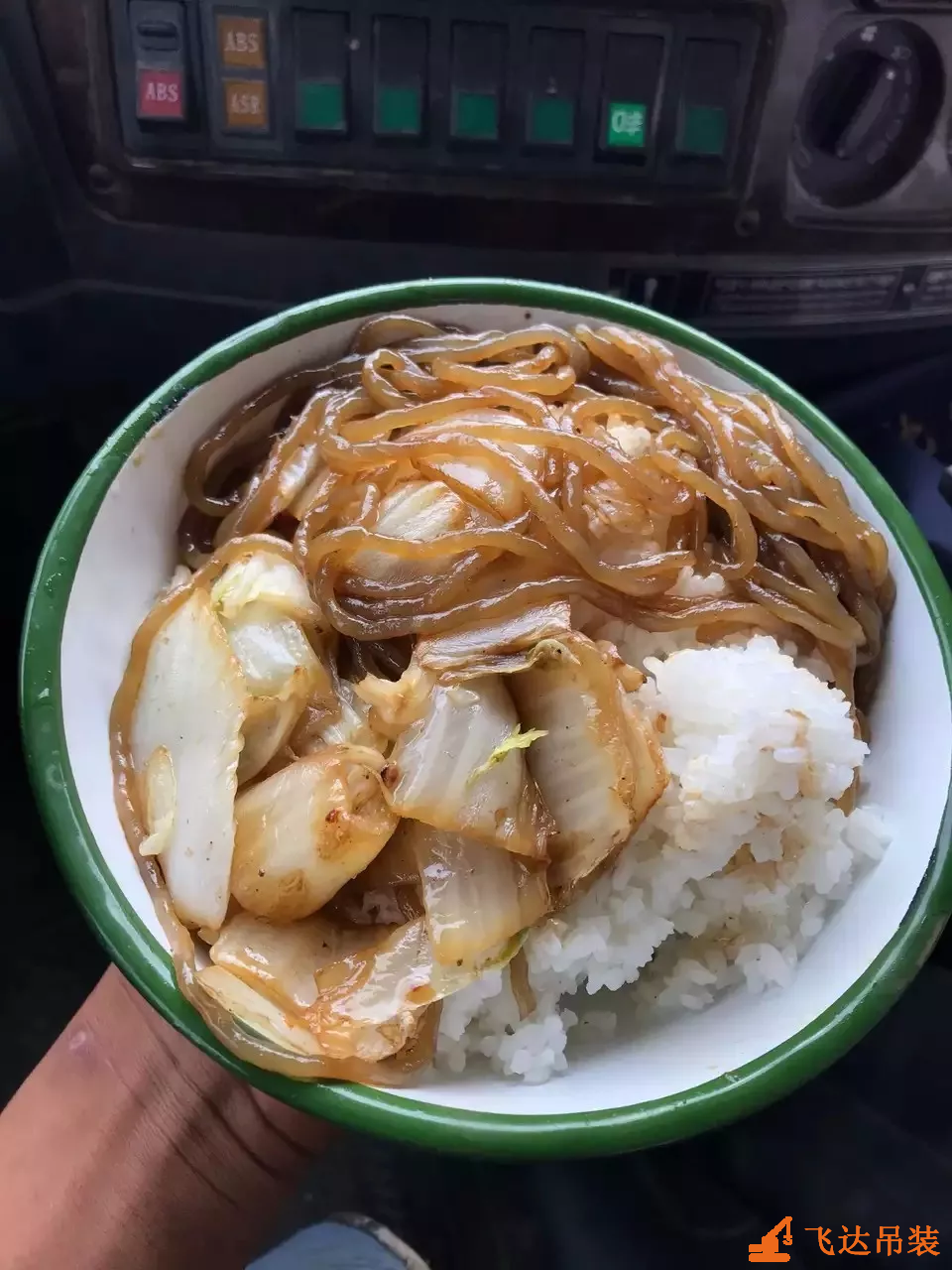 吊车司机:开百万“豪车”,吃5块泡面,住徐工大酒店...羡慕吗?
