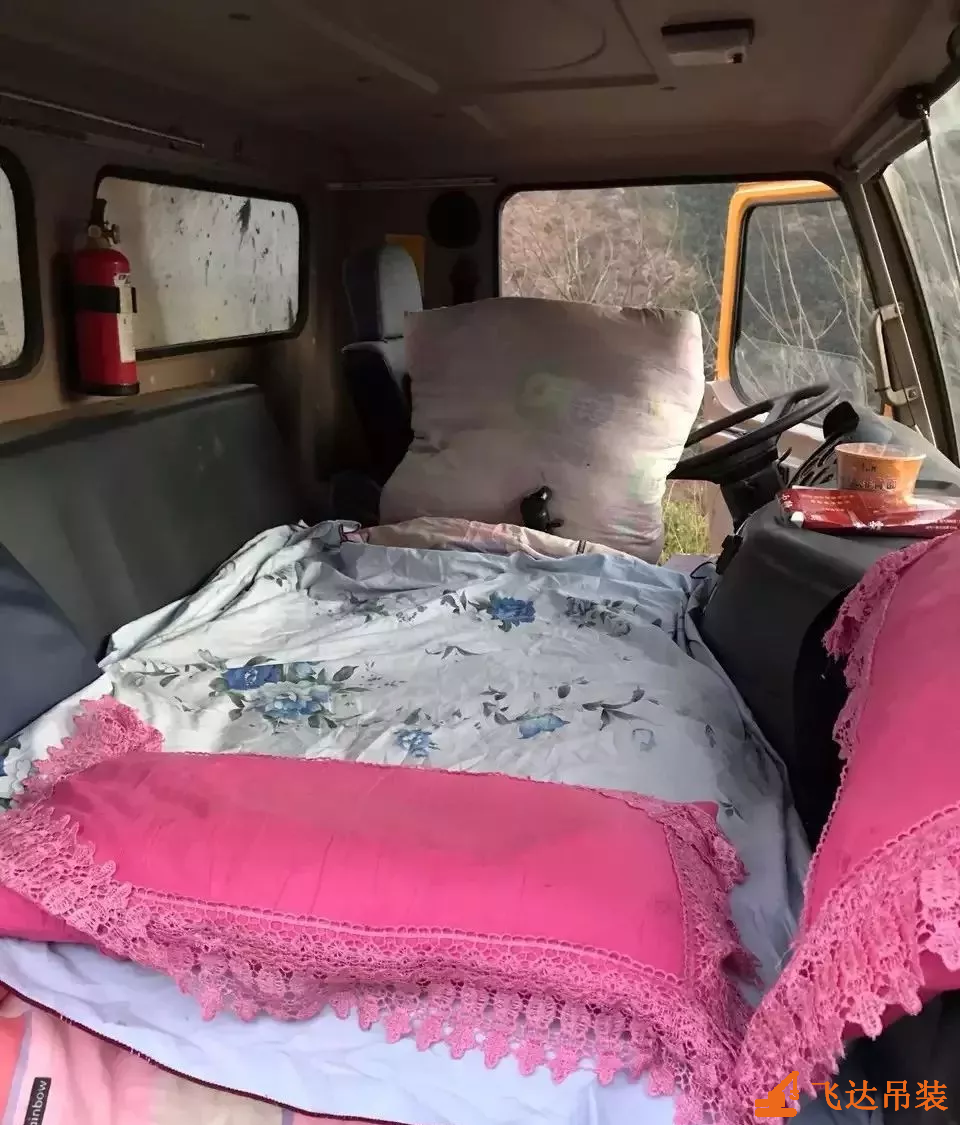 吊车司机:开百万“豪车”,吃5块泡面,住徐工大酒店...羡慕吗?